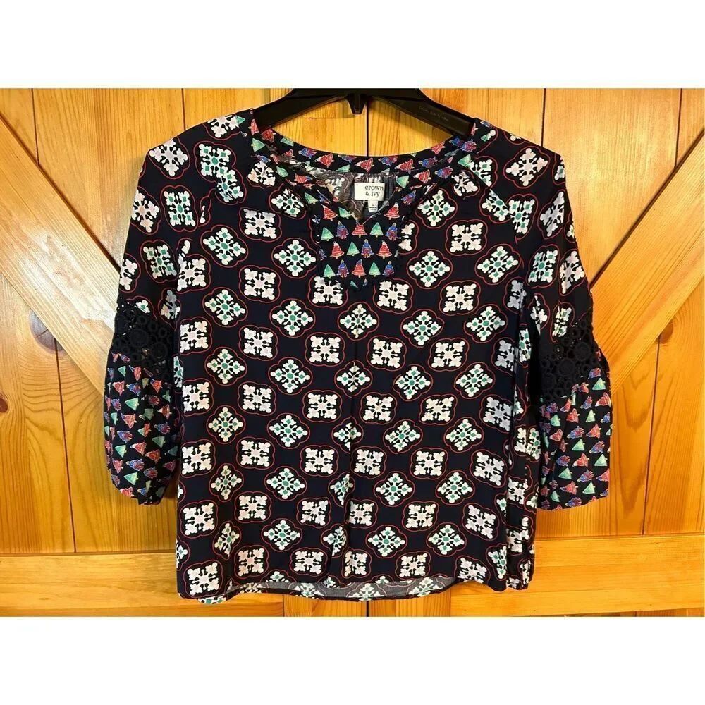Crown & Ivy Multi Color Xmas Trees snowflakes 3/4 Sleeve Shirt Size Large (4031)